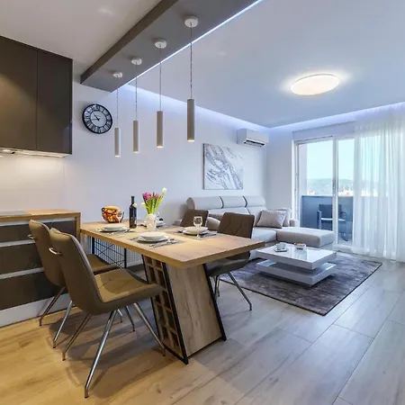 Gorgeous In With Kitchen Apartment *