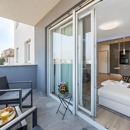 Gorgeous In With Kitchen Apartment *