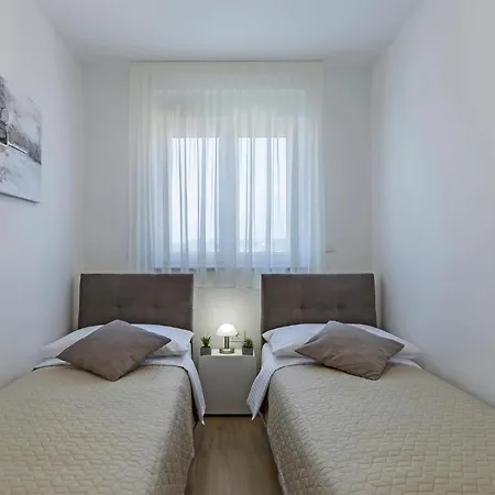 Apartment Gorgeous In With Kitchen Pula