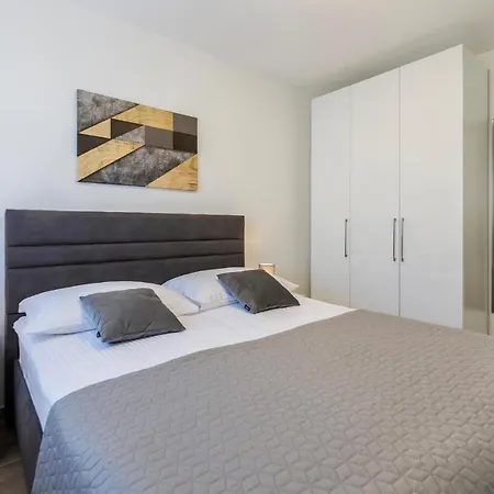 Apartment Gorgeous In With Kitchen Pula